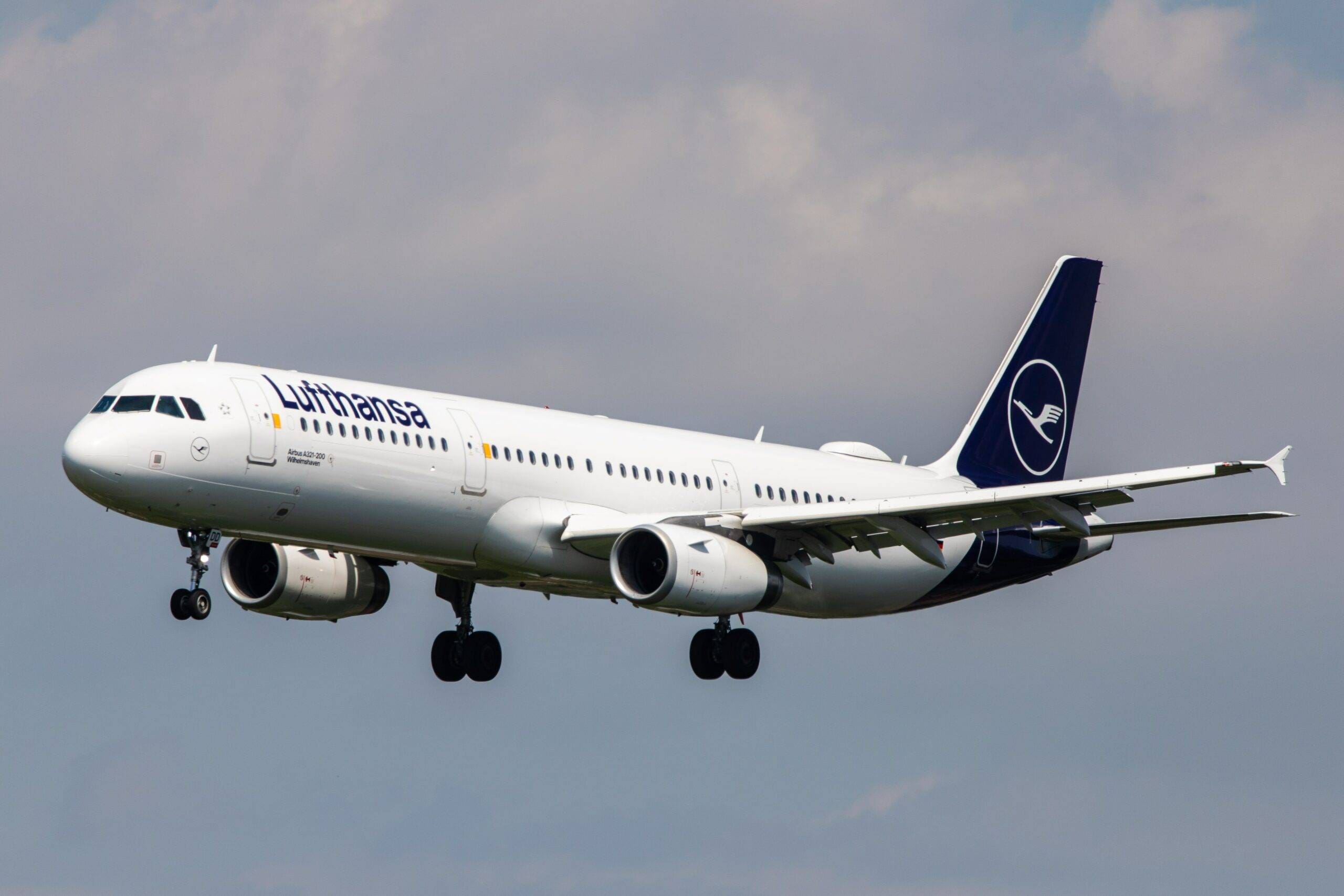 Lufthansa final approach Hamburg Airport / HAM / EDDH
