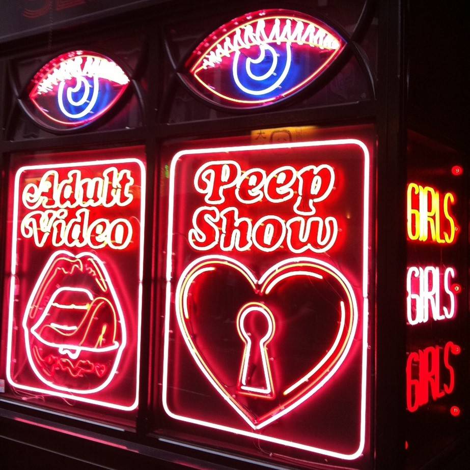 The Peep Show Sign at La Bodega Negra 1 - best photo spots in London